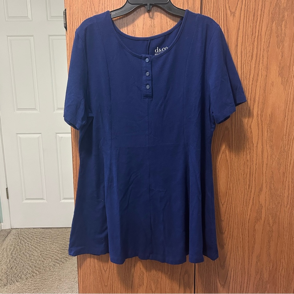 D & CO. ESSENTIALS WOMENS MEDIUM NAVY BLUE SHORT SLEEVE TOP